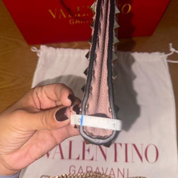 VALENTINO GARAVANI Pebbled Calfskin Rockstud Flat Pouch Poudre- Preloved w/COA - Picture 7 of 11